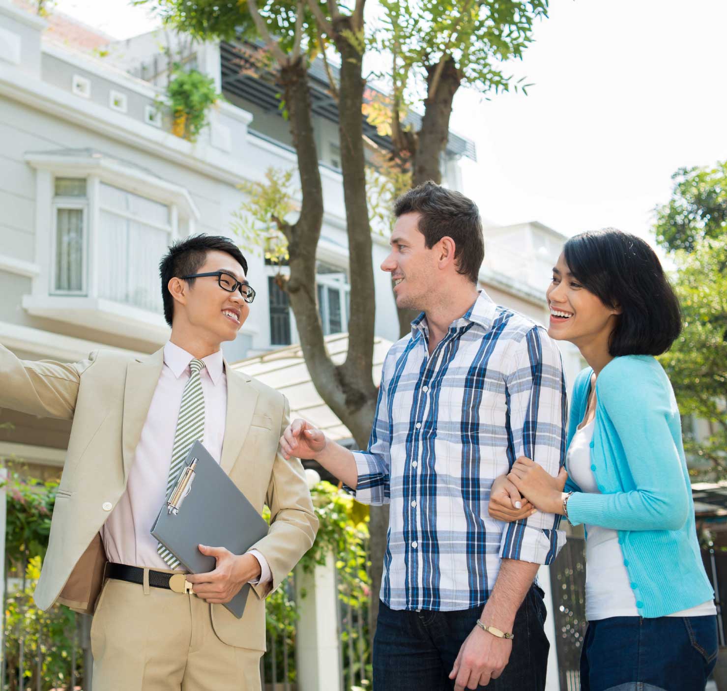 2 first time house buyers with their real estate agent